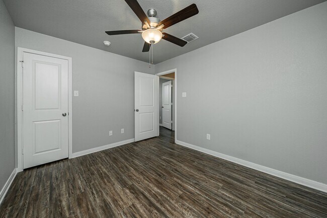 Building Photo - Bright & Cozy Home