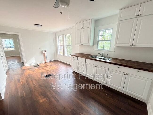 Building Photo - 1701 4th Terrace W