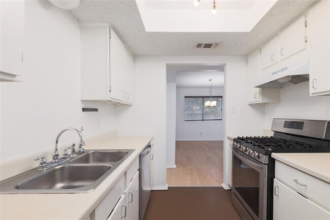 Building Photo - 6903 Skynook Dr