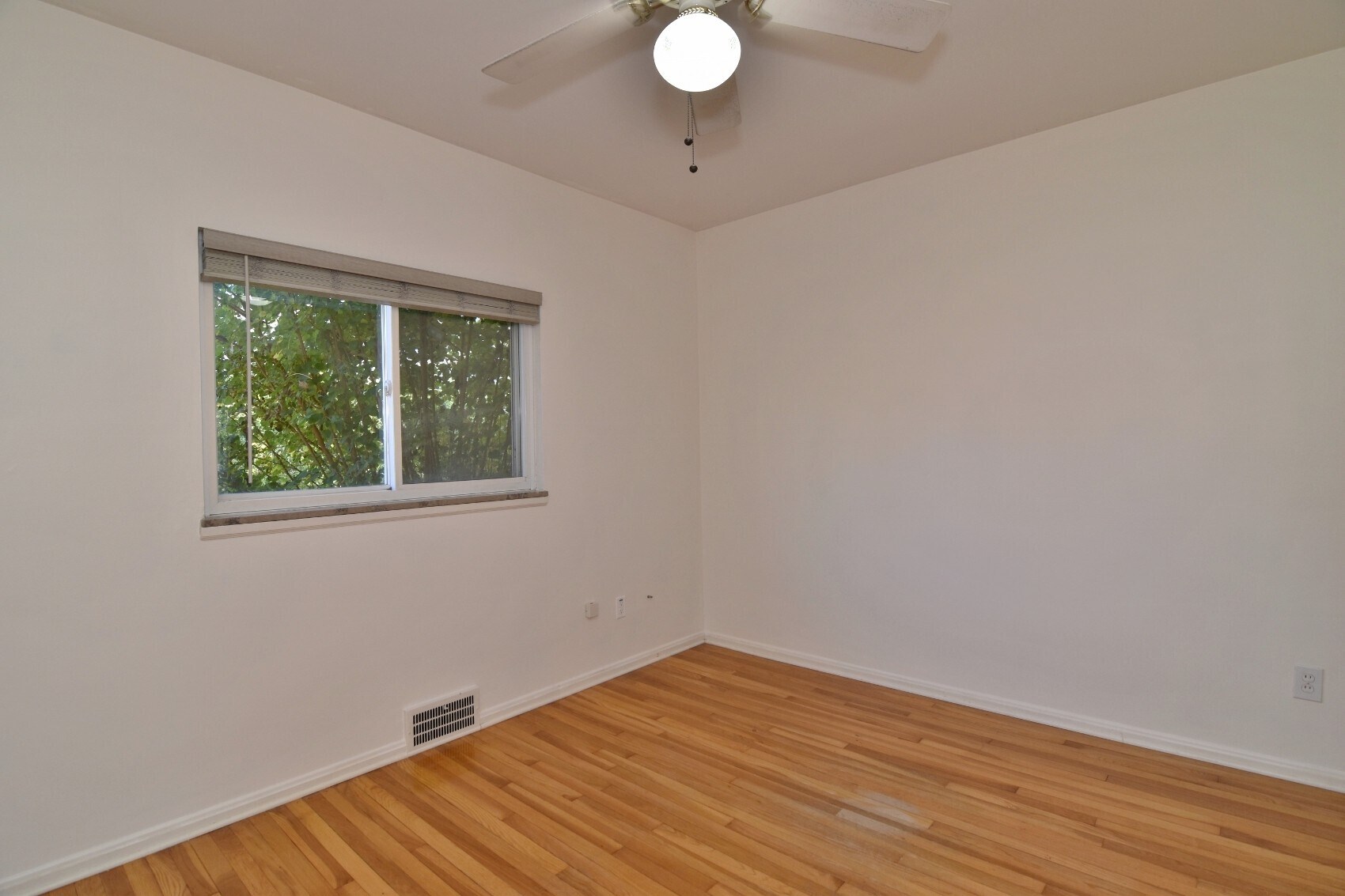 Building Photo - 2027 Riverside Dr