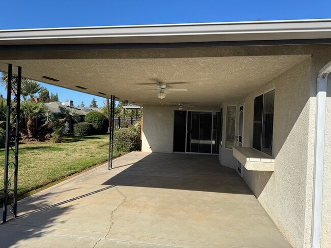 Building Photo - 6517 N San Pedro Ave