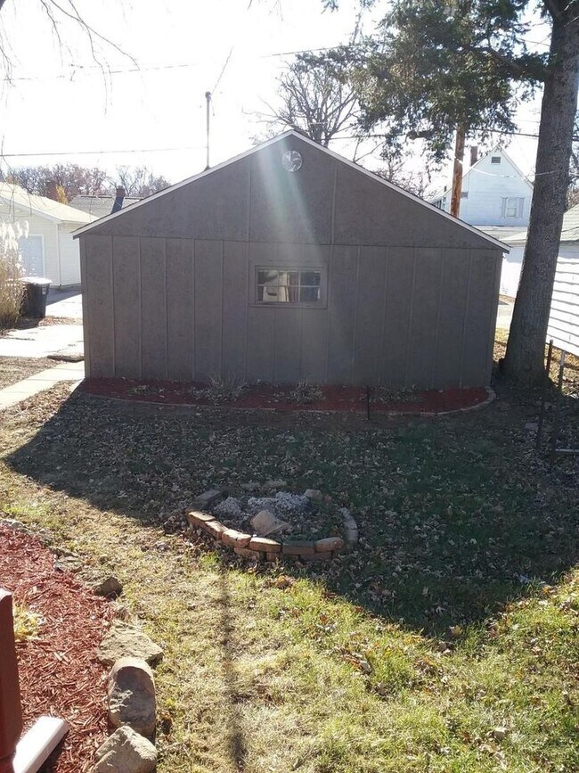 Building Photo - Charming 3 Bedroom Home With Fireplace and 2-Car Garage in Moline!
