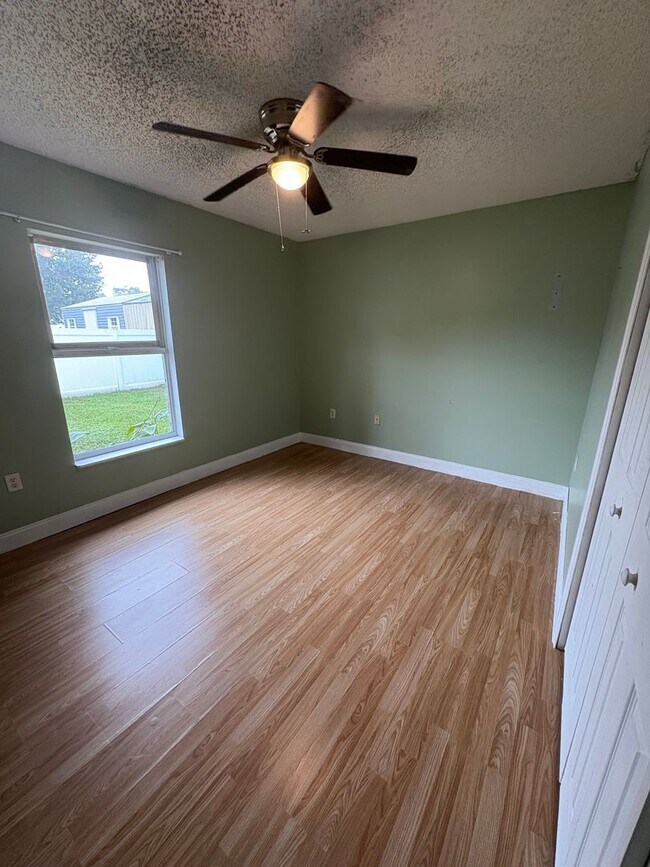 Building Photo - Wonderful 4 bedroom plus bonus room BEAUTY   call Sheila or text 407-687-7900