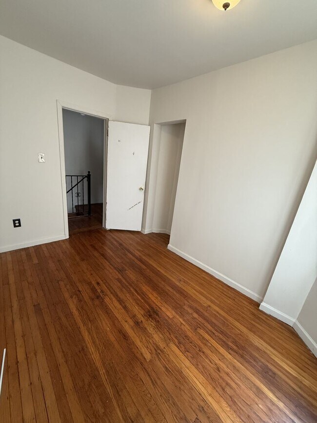 Building Photo - Comfortable 3BR Home Near Transportation – Available Now