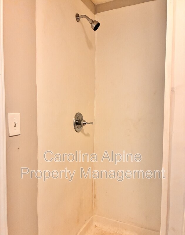 Building Photo - 936 Bond Ave