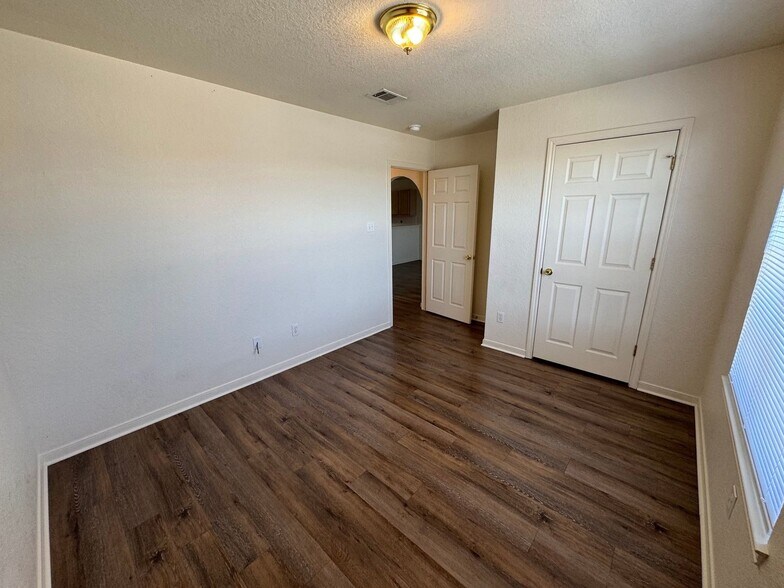 Building Photo - 1606 Dugger Cir