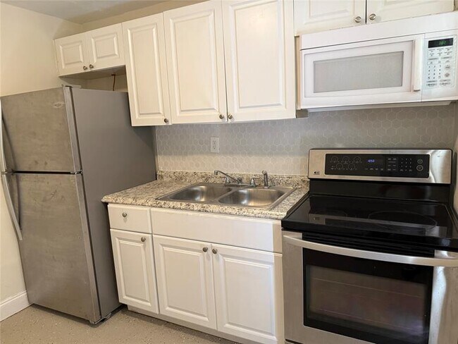 Building Photo - 2830 NW 15th Ct