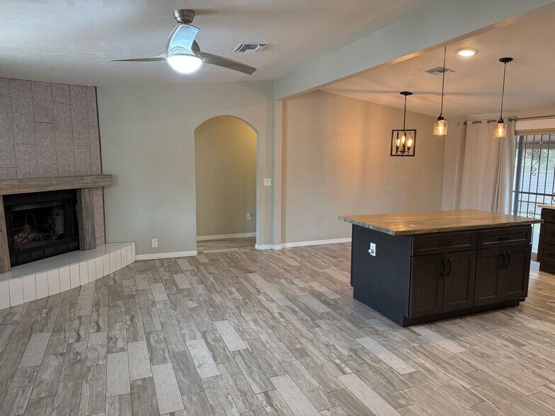 Building Photo - 7252 E Beverly Dr