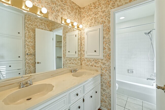 Building Photo - 2438 Hodges Bend Cir