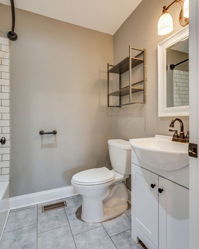 Building Photo - 3 Bed/2 Bath fully Renovated House