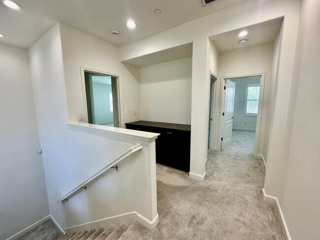 Building Photo - Beautiful Newer Home, Very Clean- Move In ...