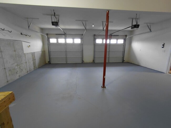 Building Photo - Beautiful home close to post