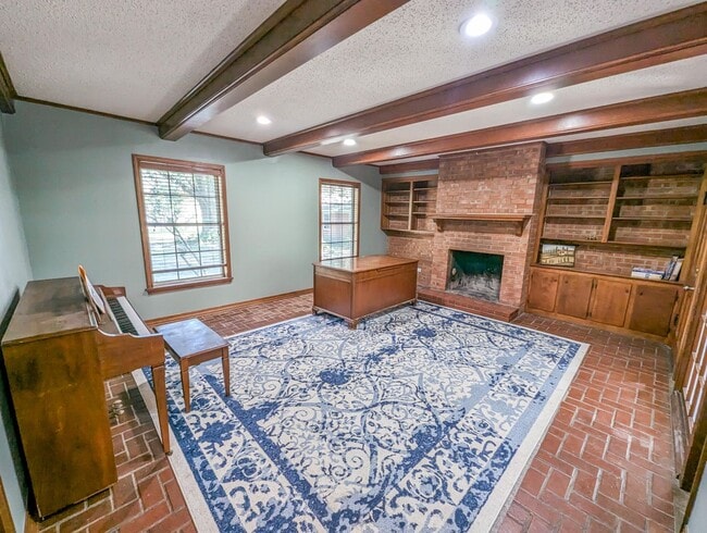 Building Photo - Spacious 4/3 bathroom Home