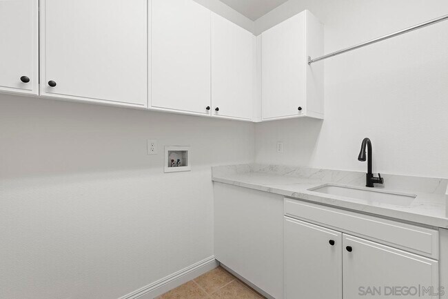 Building Photo - 6338 Huntington Dr