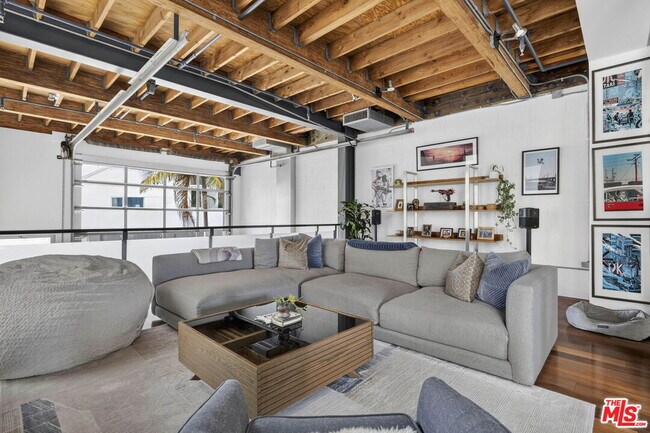 Building Photo - 2120 Narcissus Ct
