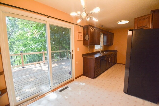 Building Photo - Well-Located 4BR Home in NW Rochester – Country Club Manor