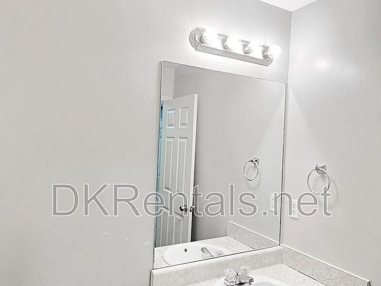 Building Photo - Room in Townhome on Stone Gate Way