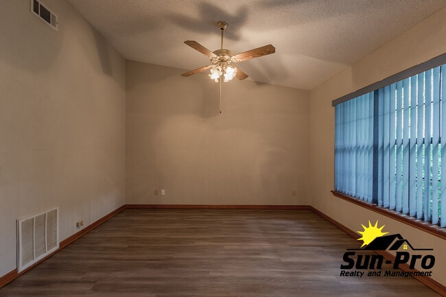 Building Photo - 1113 Oak Forest Cir