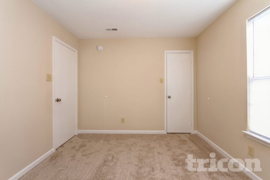 Building Photo - 10975 Walnut Grove Bend