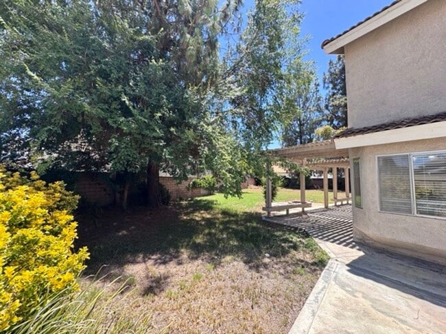 Building Photo - Spacious 4 Bedroom Home with Expansive Bac...
