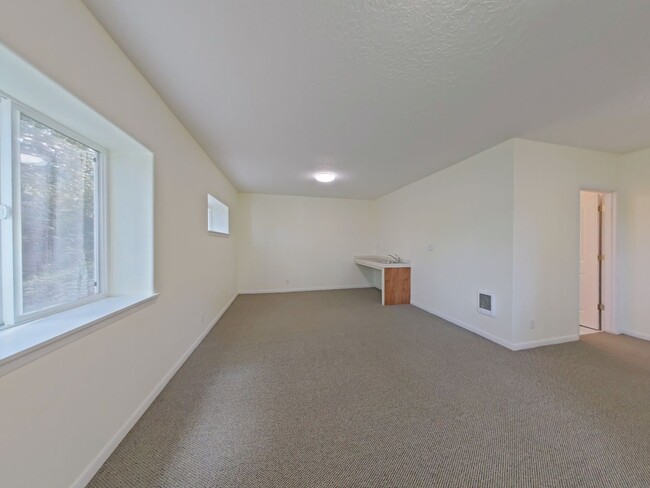 Building Photo - Huge 5 Bedroom Cabin-Style Home on 2+ Wood...