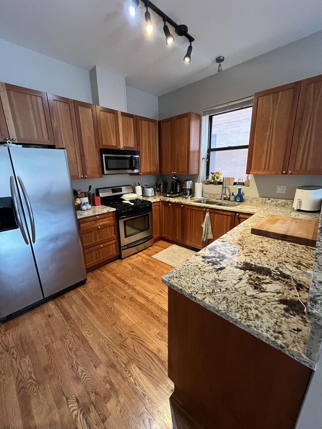 Building Photo - 2151 W. Evergreen-103