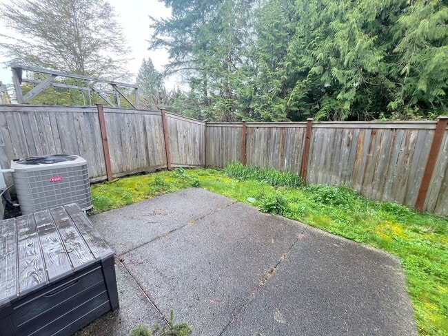 Building Photo - Spacious 4-Bedroom/3.5-Bathroom Townhome i...