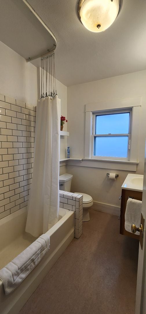 Building Photo - Single Family Fully Furnished Home with Al...