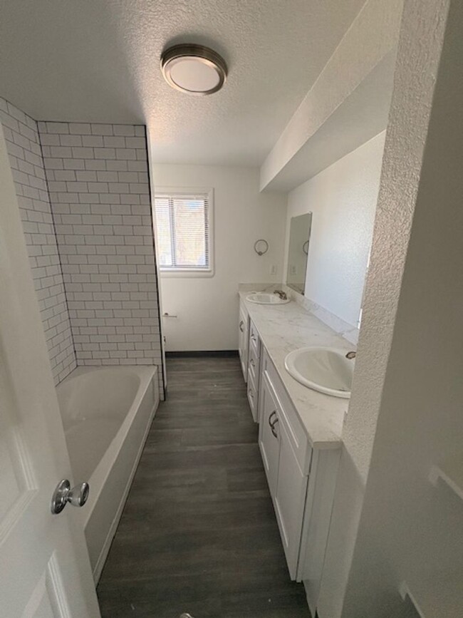 Building Photo - Newly Renovated 3 bedroom 1 Bathroom - Pri...