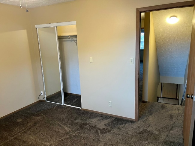 Building Photo - 1616 Spring Valley Dr