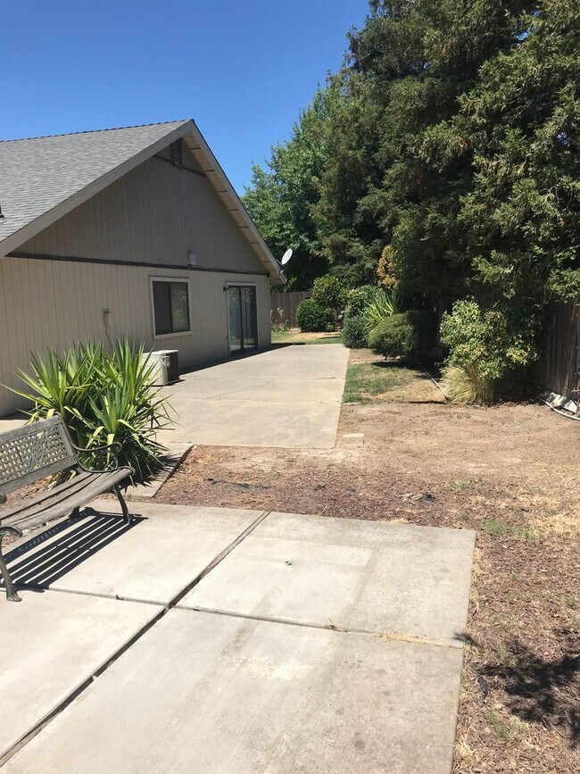 Building Photo - 4 Bed | 2 Bath | 1814SF | 2 Car Garage | Single Story |  Tenant pays $175 monthly for WS&G