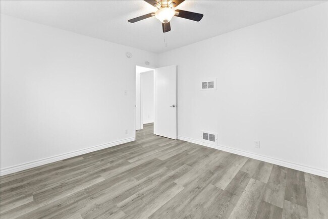 Building Photo - 2464 Penmar Ave