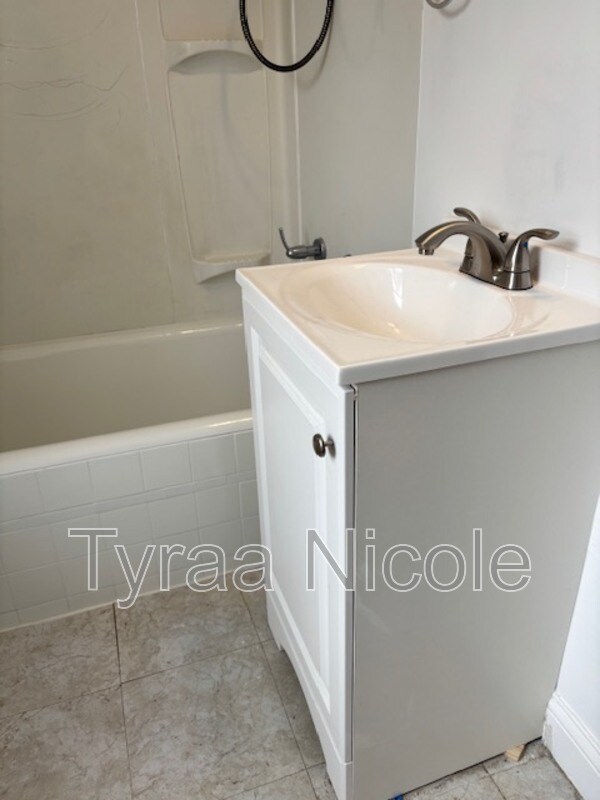 Building Photo - 15353 Lauder St