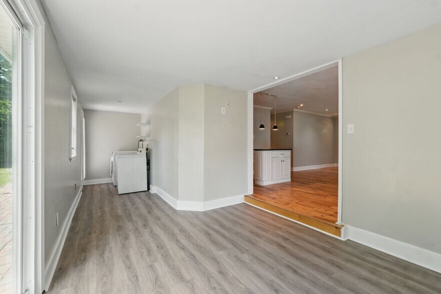 Building Photo - 3127 N Riverside Dr