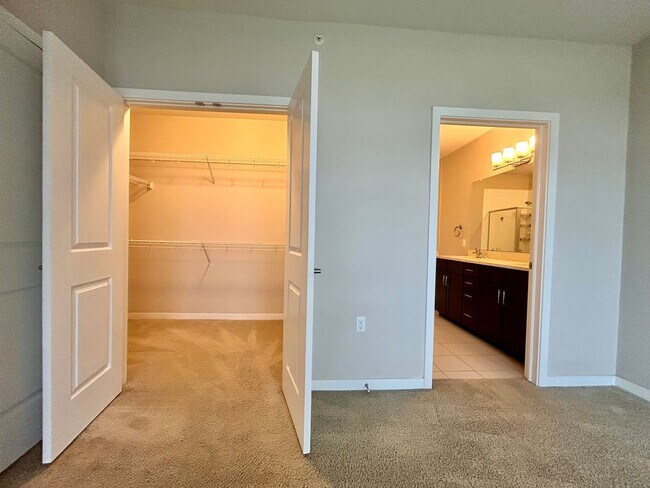 Building Photo - Top floor 2bd 2 bath condo conveniently located in Broomfield!