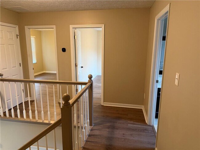 Building Photo - 2500 Foxglove Dr SW