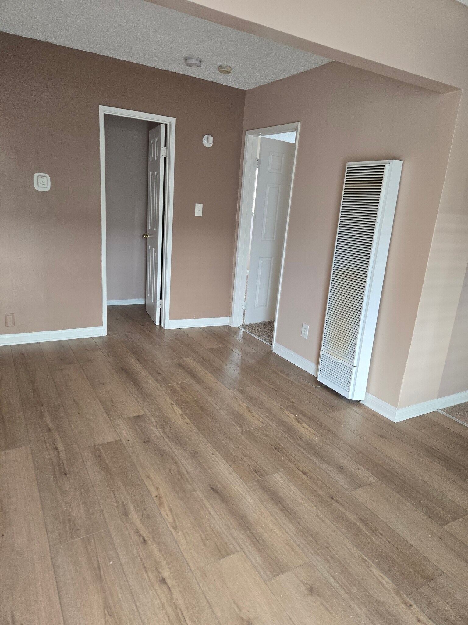 Building Photo - 5723 Hazeltine Ave