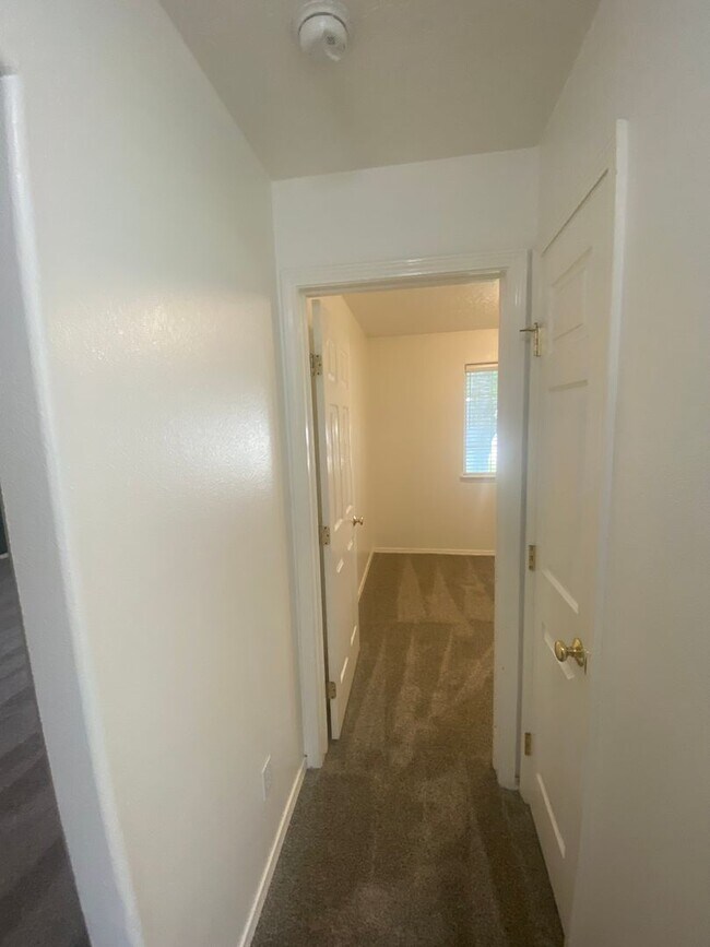 Building Photo - 3 Bed, 2 Bath,  Single Story, CUL-D-SAC Ho...