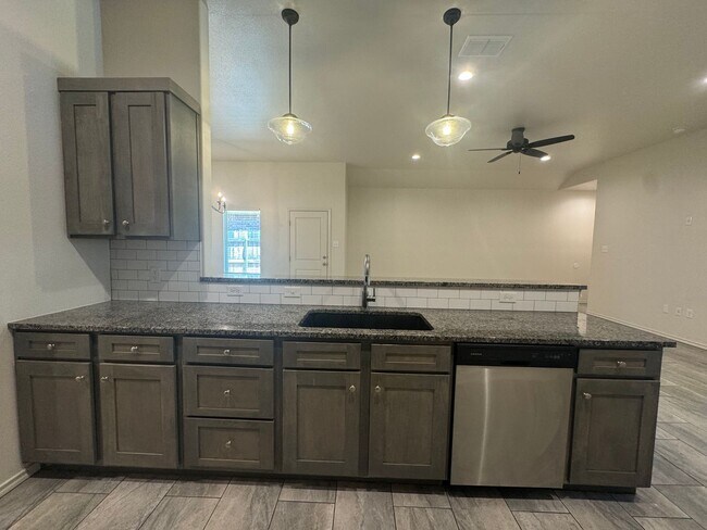 Building Photo - 3Bed/ 2Bath Available Now- in Lubbock coop...