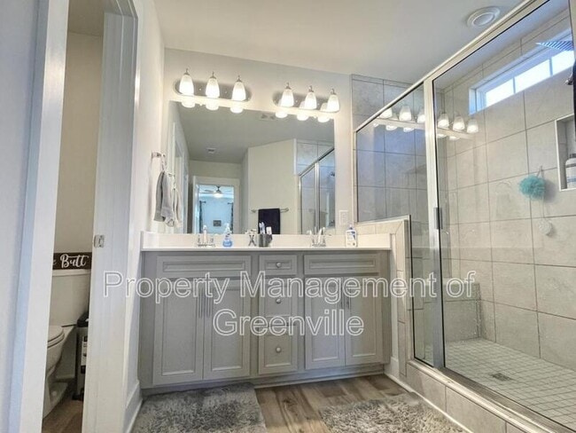 Building Photo - 501 Robinwood Pl