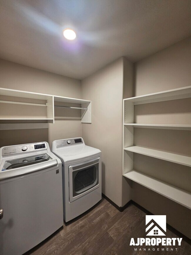 Building Photo - 2542 E Meadowside Pl