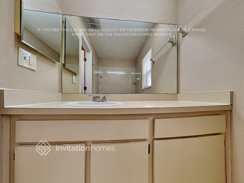 Building Photo - 3040 Oak View Dr