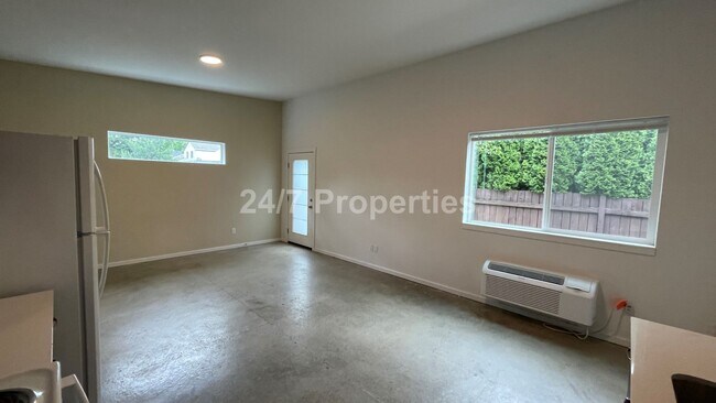 Building Photo - Modern 2 BD | 1 BA Duplex - SE PDX