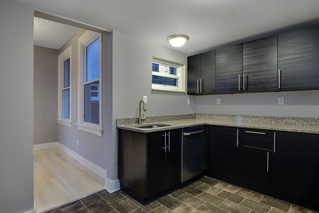 Building Photo - 4 bedroom in South Side