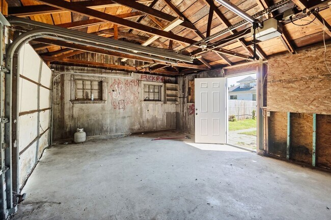 Building Photo - 413 Lockwood Ave