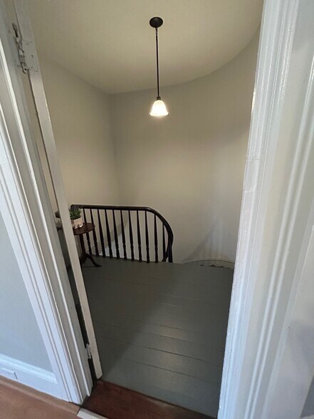 Front Entryway - 125 Calverley St