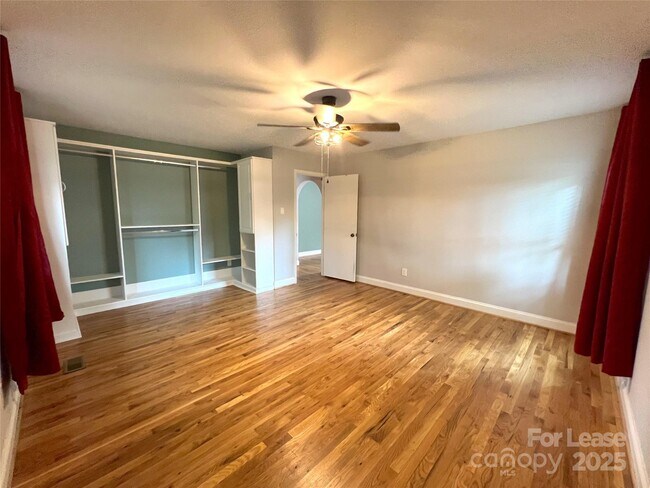 Building Photo - 5745 Riviere Dr