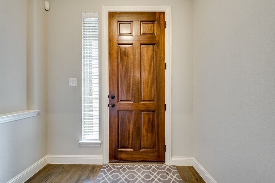 Building Photo - 923 Whitehall Dr