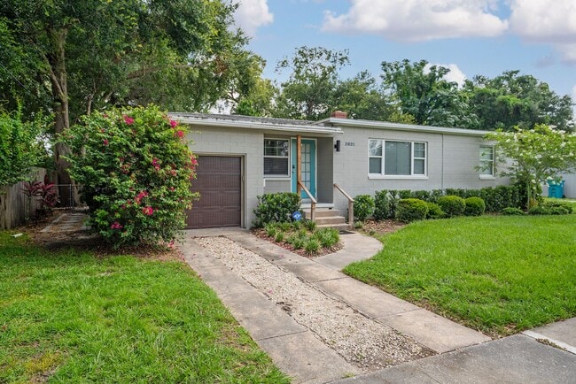 Building Photo - Charming and Updated 2/2 Home in Colonial ...