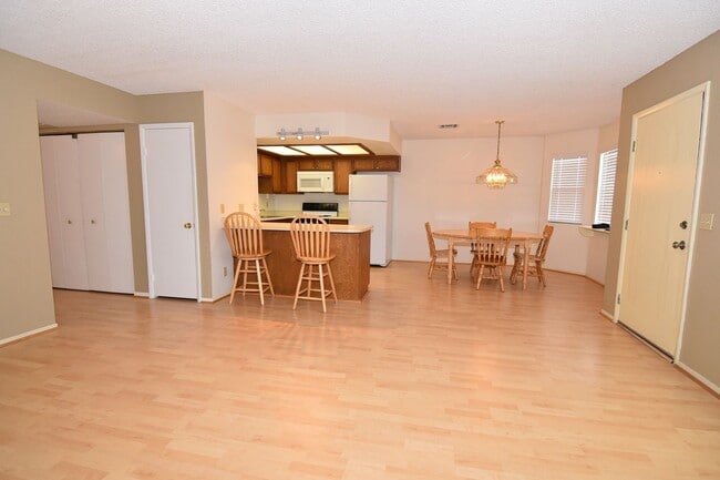 Building Photo - Cozy 2-Bedroom Condo at The Lakes – 2nd Fl...